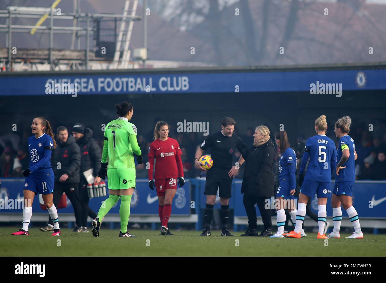 London, Großbritannien. 22. Januar 2023. London, 22. 2023. Januar: Spieloffizier und Emma Hayes (Chelsea Manager) brechen das Spiel aus Sicherheitsgründen mit gefrorenem Spielfeld während des Spiels der Barclays FA Womens Super League zwischen Chelsea und Liverpool in Kingsmeadow, London, England ab. (Pedro Soares/SPP) Kredit: SPP Sport Press Photo. Alamy Live News Stockfoto