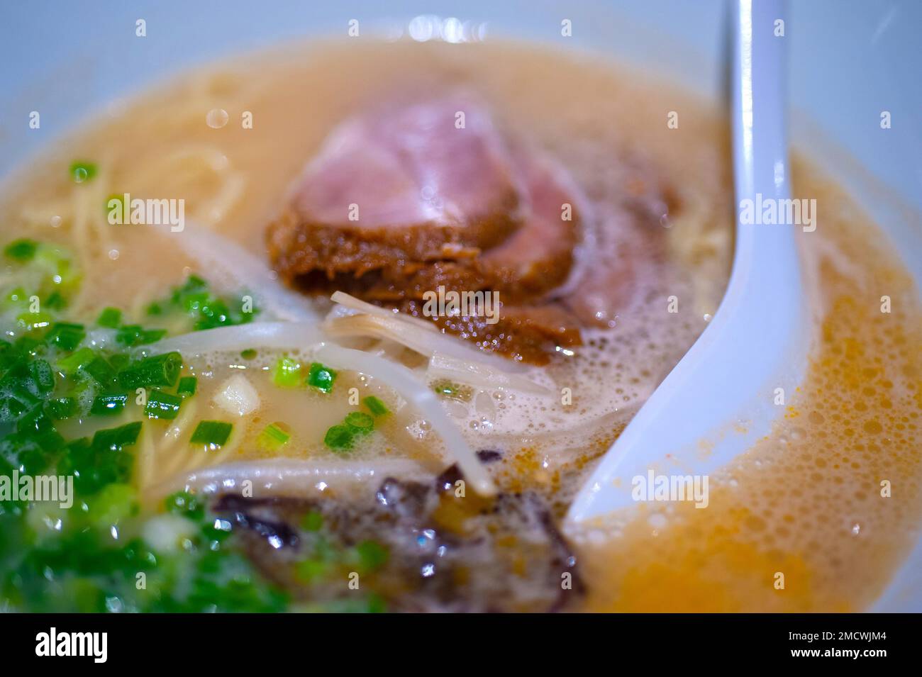 Original japanisches Rindfleisch Ramen Nudeln Suppe Nahaufnahme Stockfoto
