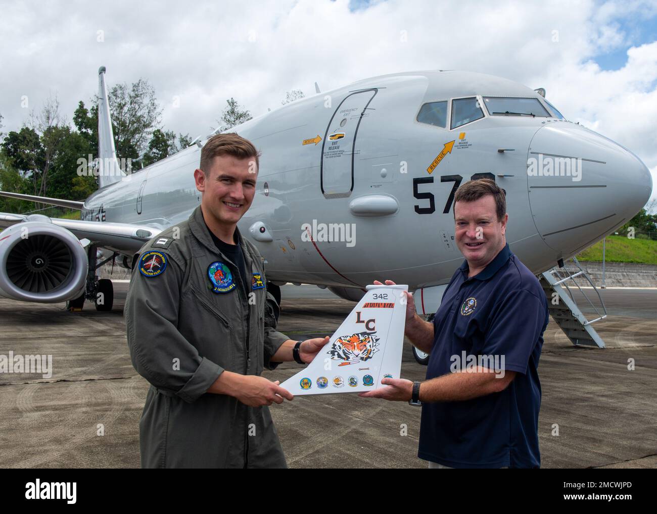 220710-N-CR843-0598 KOROR, PALAU (10. Juli 2022) LT. Benjamin Montgomery, ein Pilot, der den „Fighting Tigers“ der Patrouillenschwadron (VP) 8 und dem kommandierenden Offizier der Einheit Palau zugewiesen wurde, ist ein Zeichen der Anerkennung für den ehrenwerten John Hennessey-Niland, USA Botschafter in Palau, nach statischer Ausstellung eines P-8A Poseidon-Flugzeugs und einwöchiger Abordnung in Pala, Juli 10. VP-8 ist derzeit in der NAF Misawa, Japan, stationiert und führt Seepatrouillen, Aufklärungs- und Theateraufklärungsoperationen innerhalb des US-amerikanischen 7.-Flottengebiets (C7F) zur Unterstützung des Befehlshabers der Task Force 72, C7F, Stockfoto