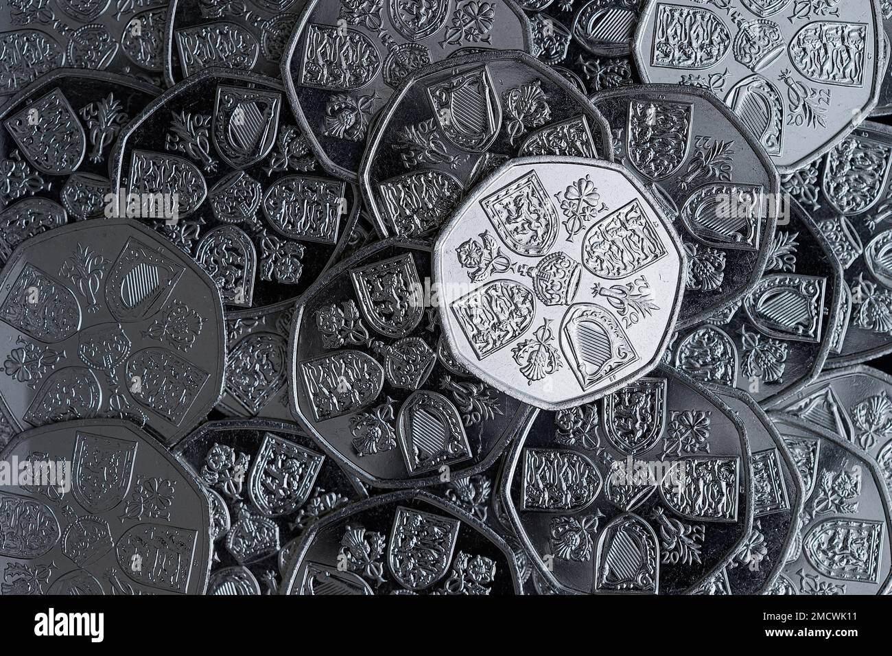 Erste Münzausgabe von König Karl III. Auf 2022 50 Pence-Münzen. Stockfoto