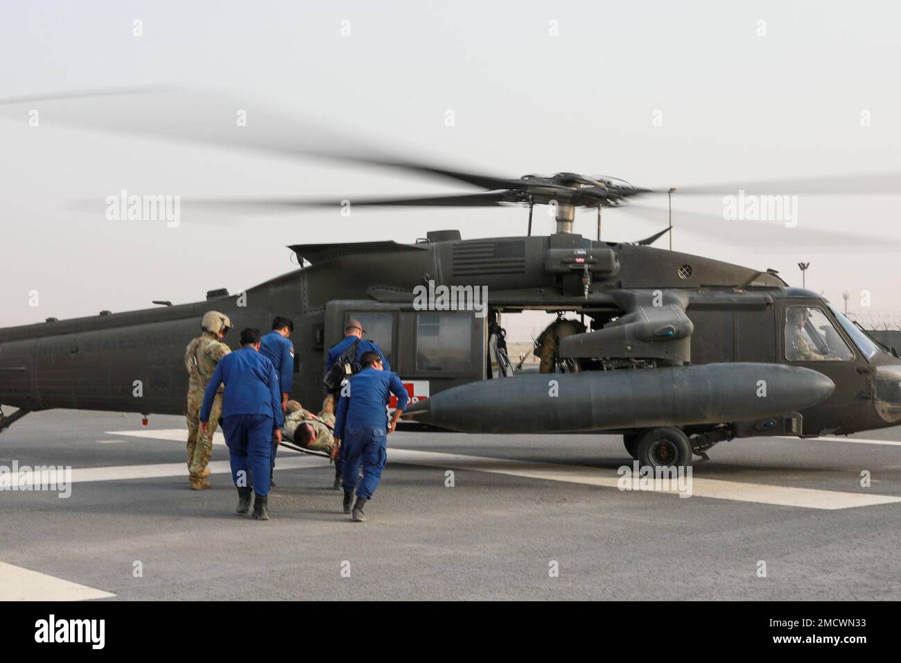 Soldaten der 35. Infanteriedivision und Mitglieder der Kuwait-Feuerwehr führen einen Expertenaustausch (SMEE) über das Camp Arifjan in Kuwait durch. Die Schulung konzentrierte sich auf die Bergung des Personals und die Bekämpfung lebensrettender Fähigkeiten, gefolgt von einer simulierten medizinischen Evakuierung mit Unterstützung der Luftbrücke durch das 7-158. Aviation Regiment - GSAB. Stockfoto