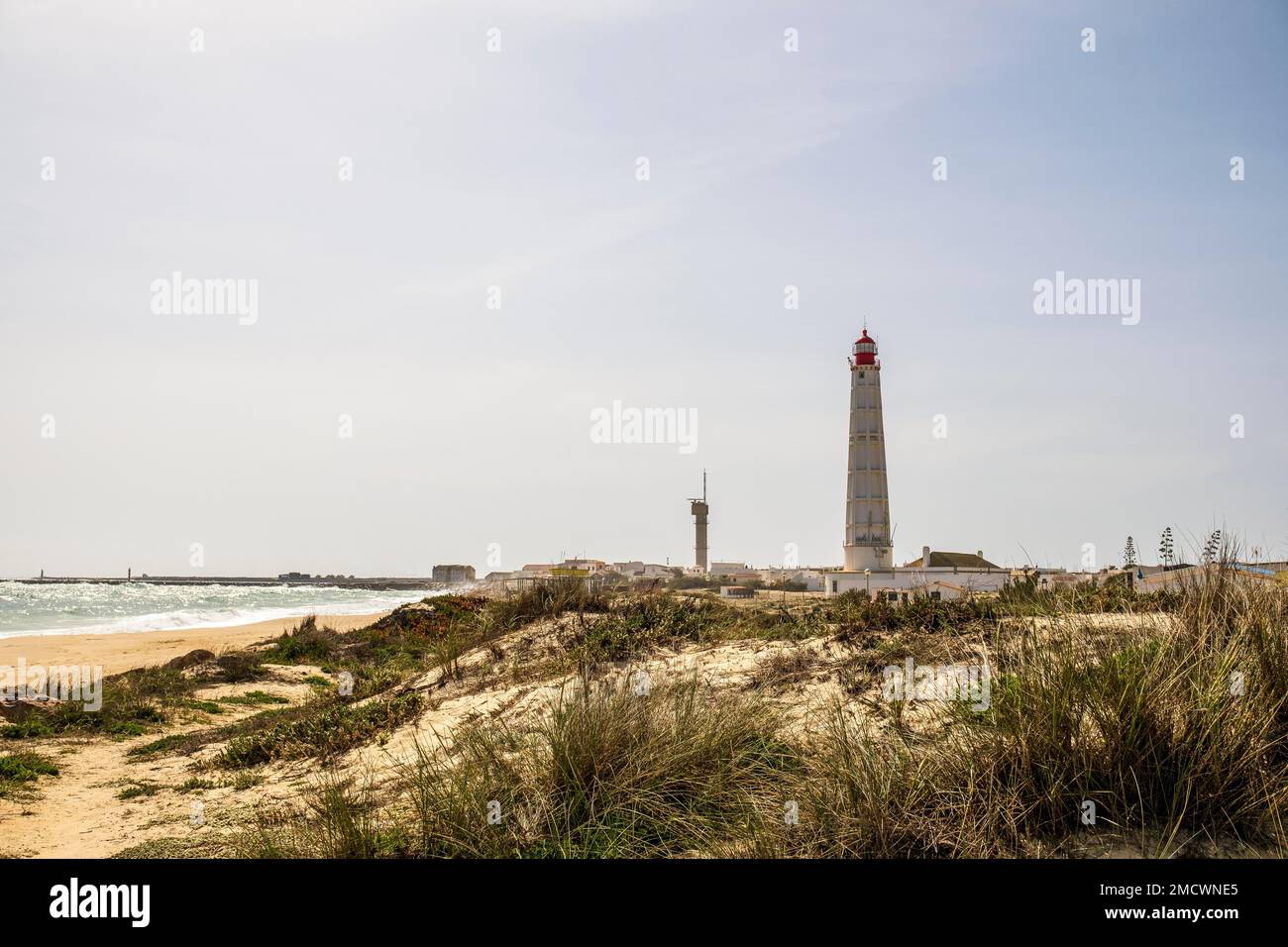 Strand, Dünen und Leuchtturm auf Farol Island, Faro District, Algarve, Portugal Stockfoto