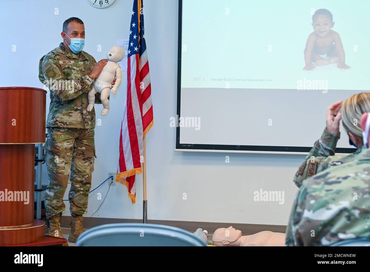 Master Sgt. Quincy Miller, 908. Aeromedizinische Staging Staging Geschwader Notfallkoordinator unterrichtet die Grundlagen der Herz-Lungen-Wiederbelebung von Säuglingen, 10. Juli 2022, auf der Maxwell Air Force Base, Alabama. Dieser Kurs führte dazu, dass 10 Studenten ihre zweijährige HLW-Zertifizierung erhielten. Stockfoto