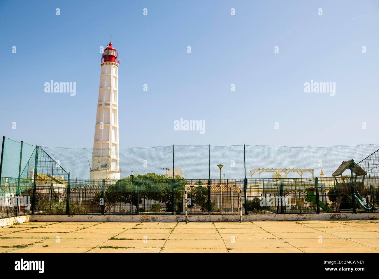 Leuchtturm auf der Insel Farol, Bezirk Faro, Algarve, Portugal Stockfoto