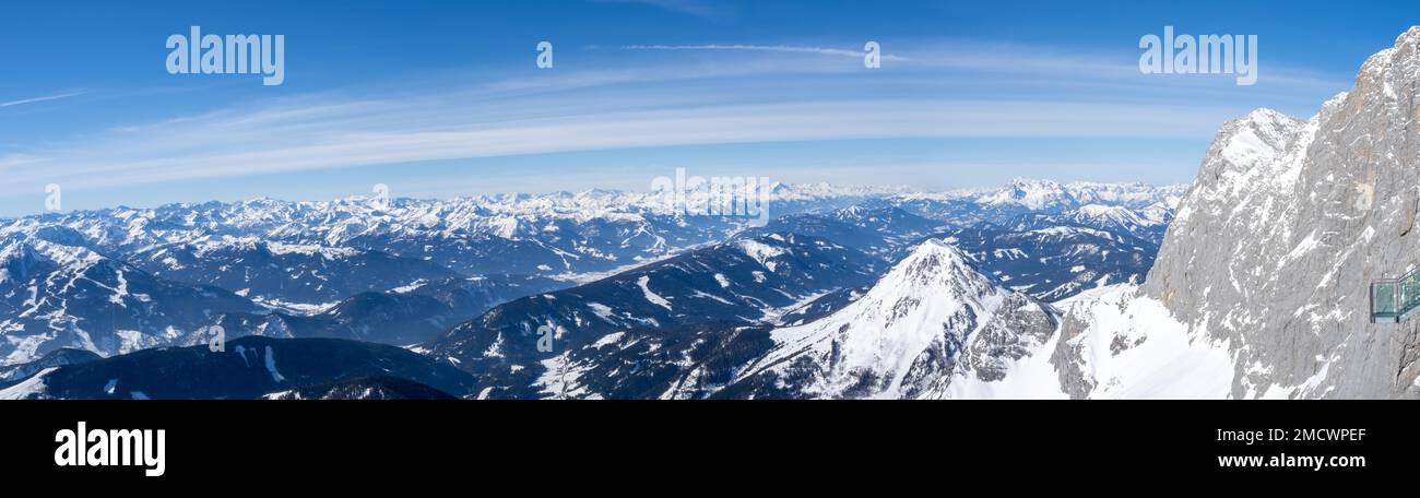 Alpenpanorama, Treppen ins Nirgendwo, blauer Himmel über Winterlandschaft und schneebedeckte Berggipfel, Dachsteingletscher, Ramsau am Dachstein, Steiermark Stockfoto