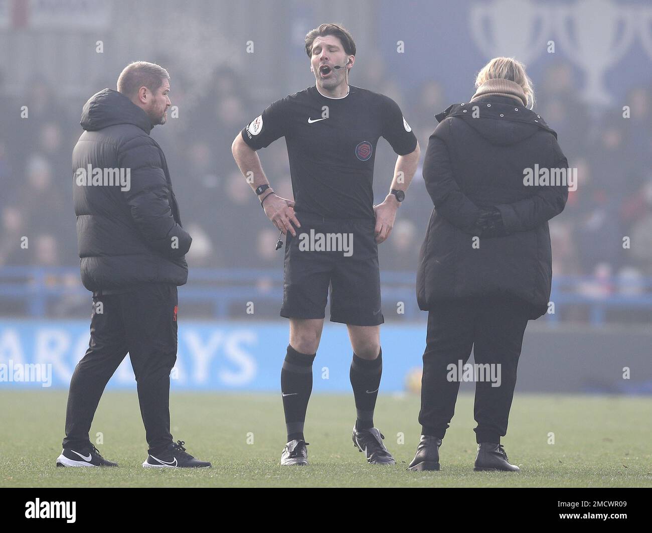 Kingston upon Thames, England, 22. Januar 2023. Schiedsrichter Paul Howard spricht mit Emma Hayes, Managerin von Chelsea, und Matt Beard, Managerin von Liverpool, bevor das Spiel aufgrund eines eingefrorenen Spielfelds während des FA Women's Super League-Spiels in Kingsmeadow, Kington upon Thames, abgebrochen wird. Das Bild sollte lauten: Paul Terry/Sportimage Stockfoto