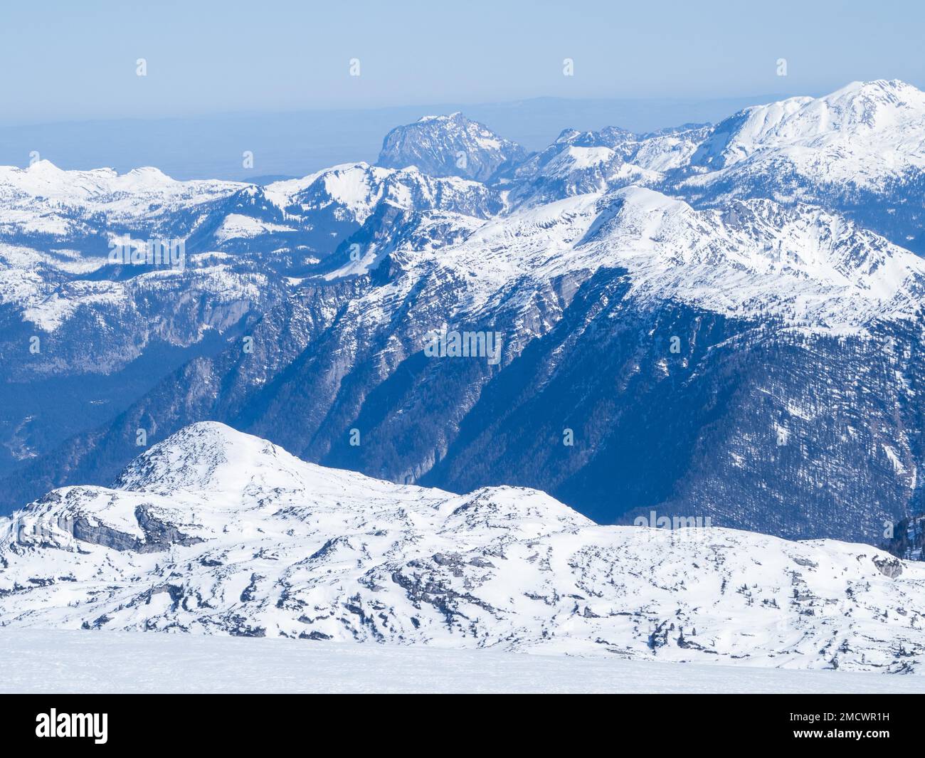Blauer Himmel über der Winterlandschaft, schneebedeckte Berggipfel, Blick vom Hallstatt-Gletscher auf die Tote Gebirge, Dachsteinmassiv, Steiermark, Österreich Stockfoto