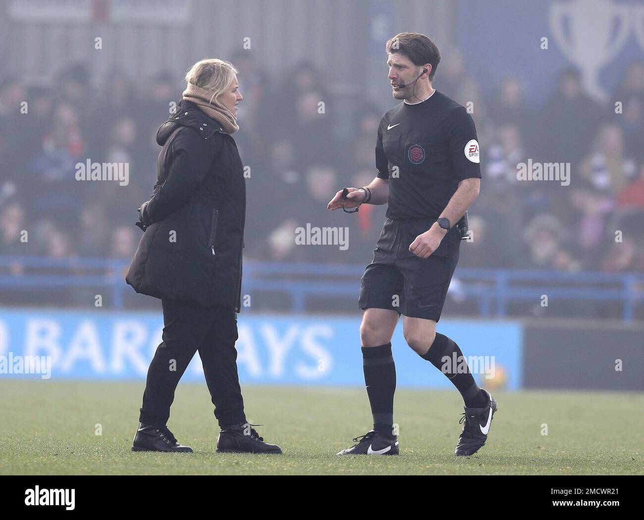 Kingston upon Thames, England, 22. Januar 2023. Schiedsrichter Paul Howard spricht mit Emma Hayes, Managerin von Chelsea, bevor das Spiel aufgrund eines eingefrorenen Spielfelds während des FA Women's Super League-Spiels in Kingsmeadow, Kington upon Thames, abgebrochen wird. Das Bild sollte lauten: Paul Terry/Sportimage Stockfoto