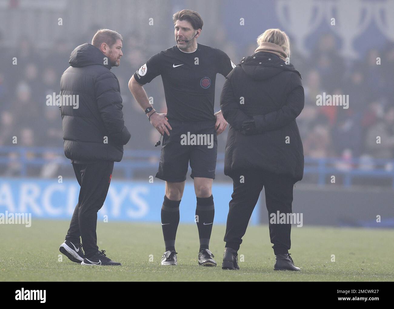 Kingston upon Thames, England, 22. Januar 2023. Schiedsrichter Paul Howard spricht mit Emma Hayes, Managerin von Chelsea, und Matt Beard, Managerin von Liverpool, bevor das Spiel aufgrund eines eingefrorenen Spielfelds während des FA Women's Super League-Spiels in Kingsmeadow, Kington upon Thames, abgebrochen wird. Das Bild sollte lauten: Paul Terry/Sportimage Stockfoto