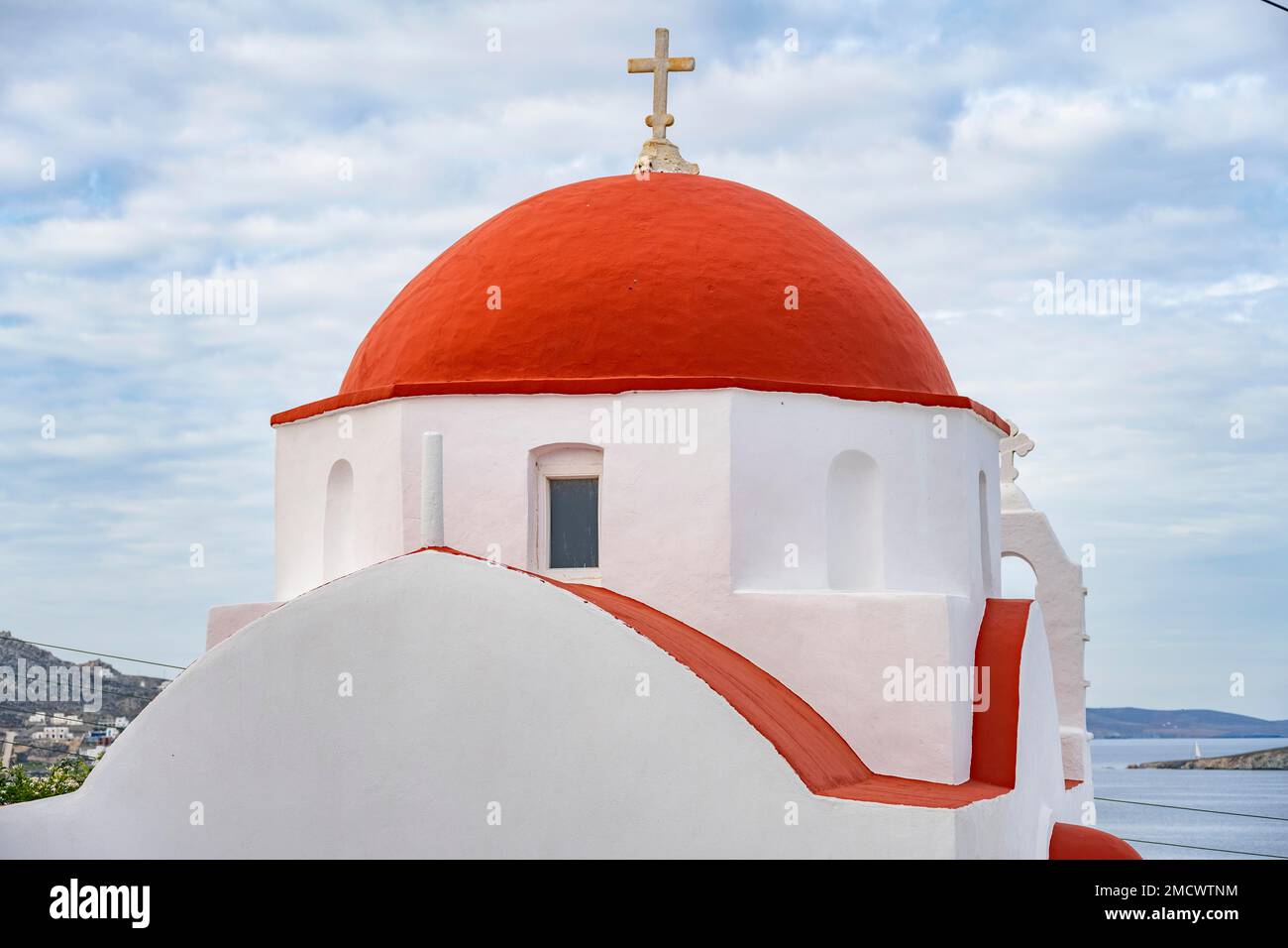 Weiße Kirche mit roter Kuppel, kleine kykladische Kirche Agios Spyridon, Gassen der Altstadt Chora, Mykonos Stadt, Mykonos, Kykladen, Griechenland Stockfoto