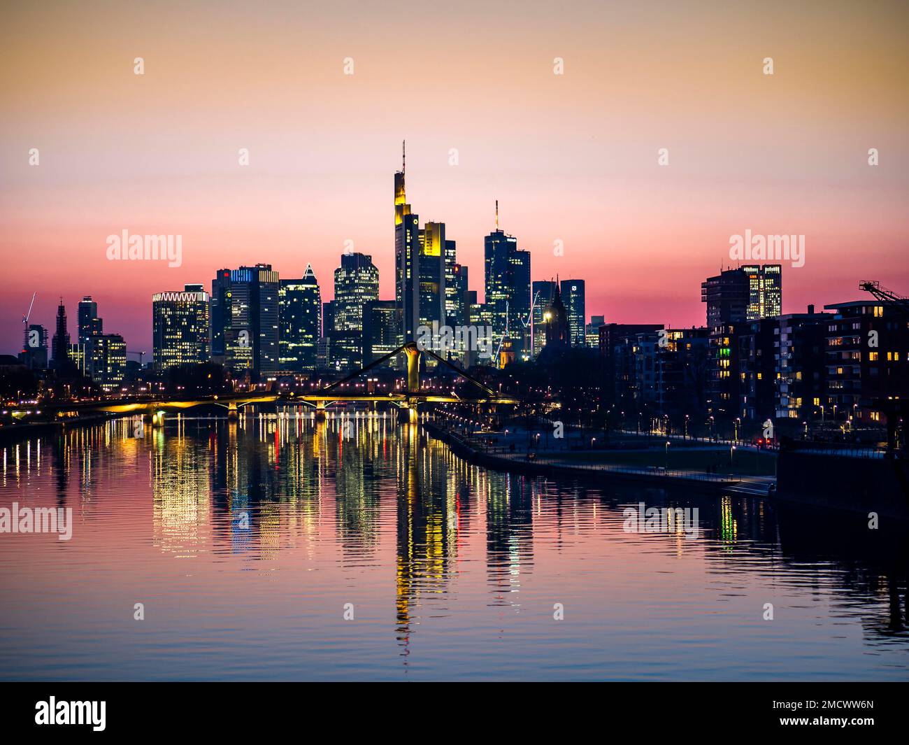 Frankfurter Skyline bei Sonnenuntergang, Frankfurt am Main, Hessen, Deutschland Stockfoto