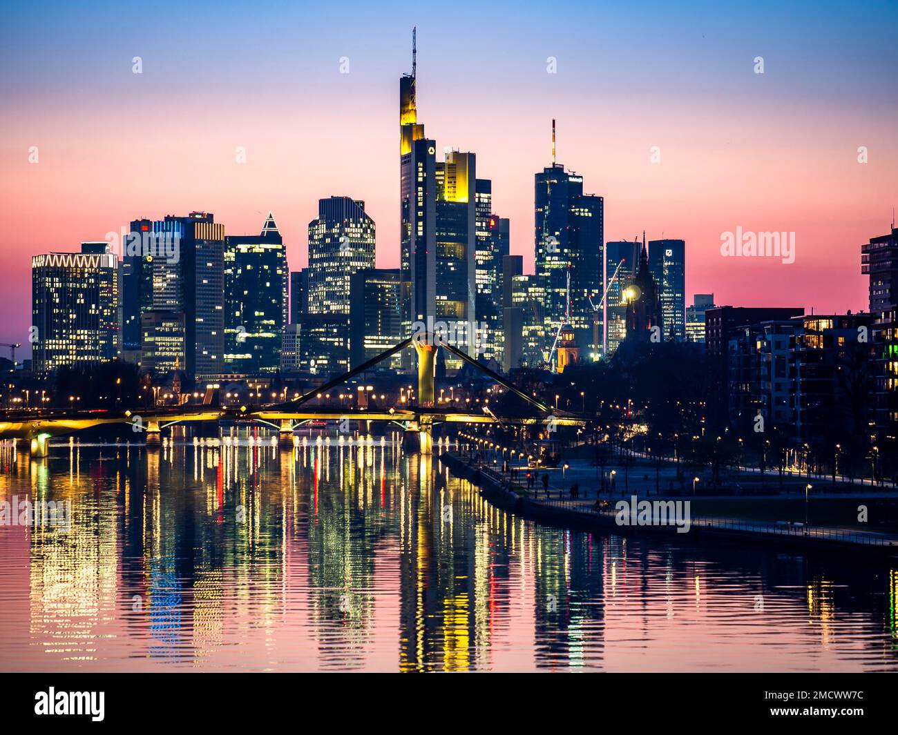 Frankfurter Skyline bei Sonnenuntergang, Frankfurt am Main, Hessen, Deutschland Stockfoto