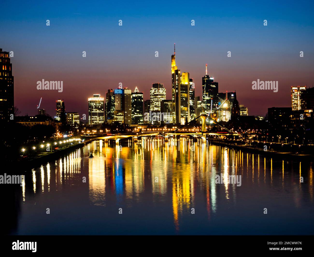 Frankfurter Skyline bei Sonnenuntergang, Frankfurt am Main, Hessen, Deutschland Stockfoto