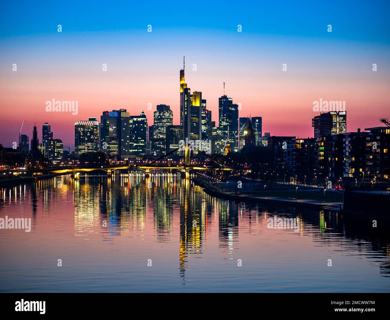 Frankfurter Skyline bei Sonnenuntergang, Frankfurt am Main, Hessen, Deutschland Stockfoto