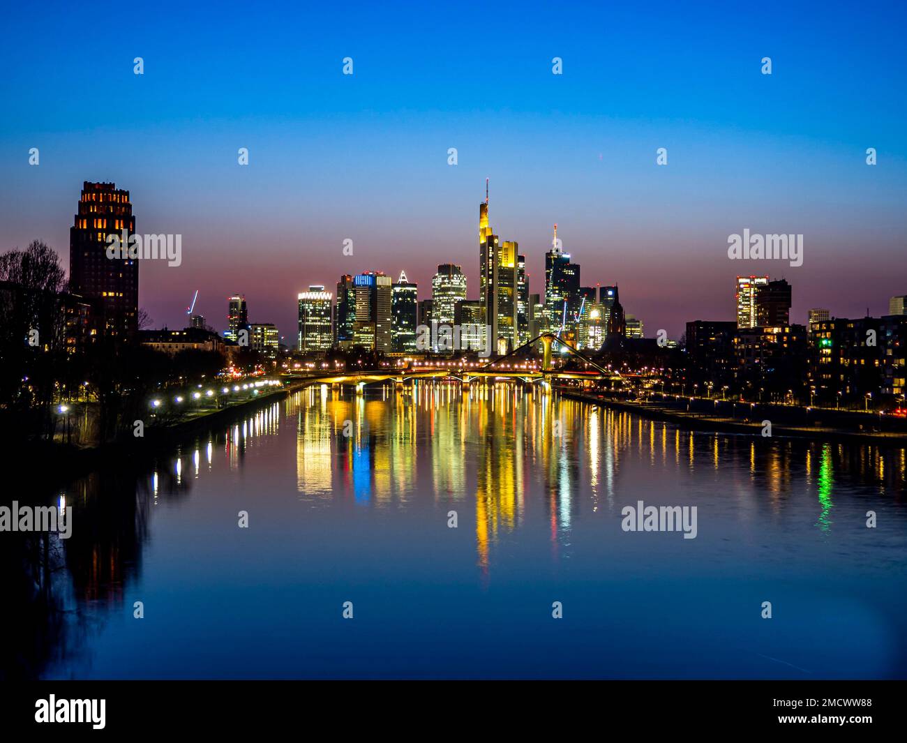 Frankfurter Skyline bei Sonnenuntergang, Frankfurt am Main, Hessen, Deutschland Stockfoto