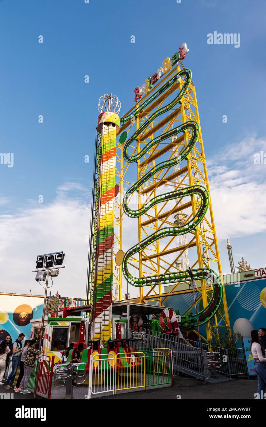 Wien, Österreich - 16. Oktober 2022: Rollerball in der Wurstelprater oder Prater, Vergnügungspark mit Menschen in Leopoldstadt, Wien, Österreich. Stockfoto