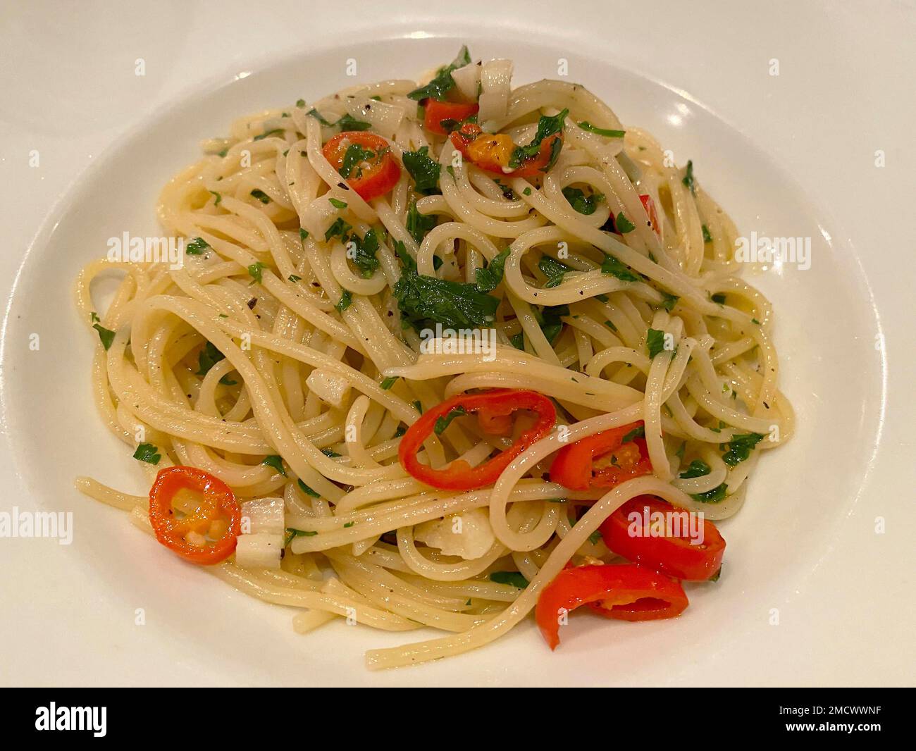 Teller mit Spaghetti aglio, Olio e peperoncino, mit Knoblauch, Öl und Chili, Baden-Württemberg, Deutschland Stockfoto