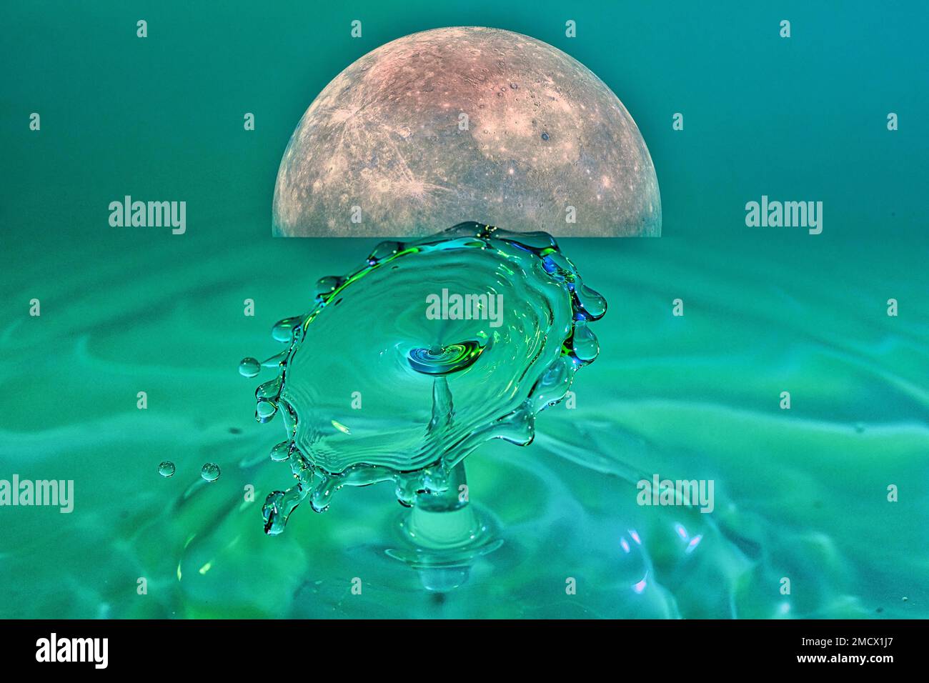 Konzept, Wasser auf einem anderen Planeten, Fallfotografie, Regenschirm, Planet Jupiter steigt, Highspeed-Fotografie, Fantasie, Photomontage Stockfoto