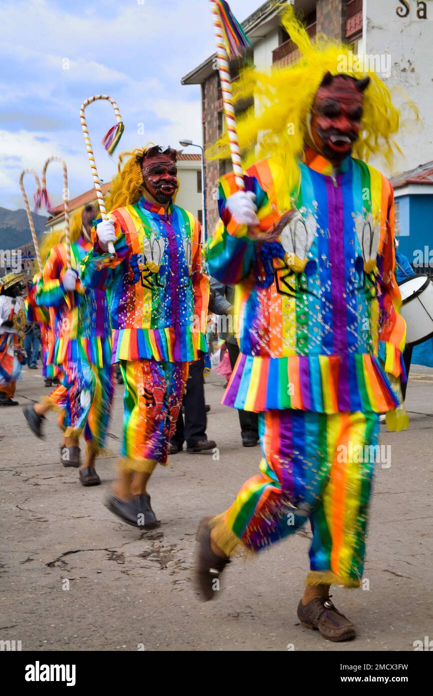 Ein Samstagsfest in Cusco, bei dem kostümierte Parader durch die Straßen der Stadt in Peru marschieren. Stockfoto