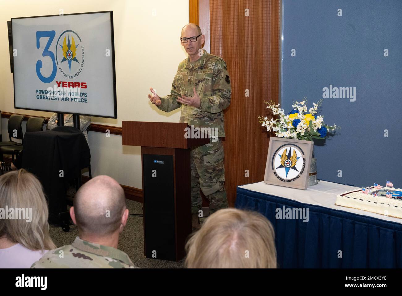 Die Führung des Air Force Materiel Command und Mitglieder versammeln sich, um anlässlich des AFMC-Jubiläums zum 30. Geburtstag des Kuchenschneiders am 11. Juli 2022 im AFMC-Hauptquartier, Luftwaffenstützpunkt Wright-Patterson, Ohio, zu feiern. Die AFMC, die am 1. Juli 1992 gegründet wurde, feierte das 30-jährige Bestehen als US-amerikanisches Unternehmen Oberkommando Der Luftwaffe. Stockfoto