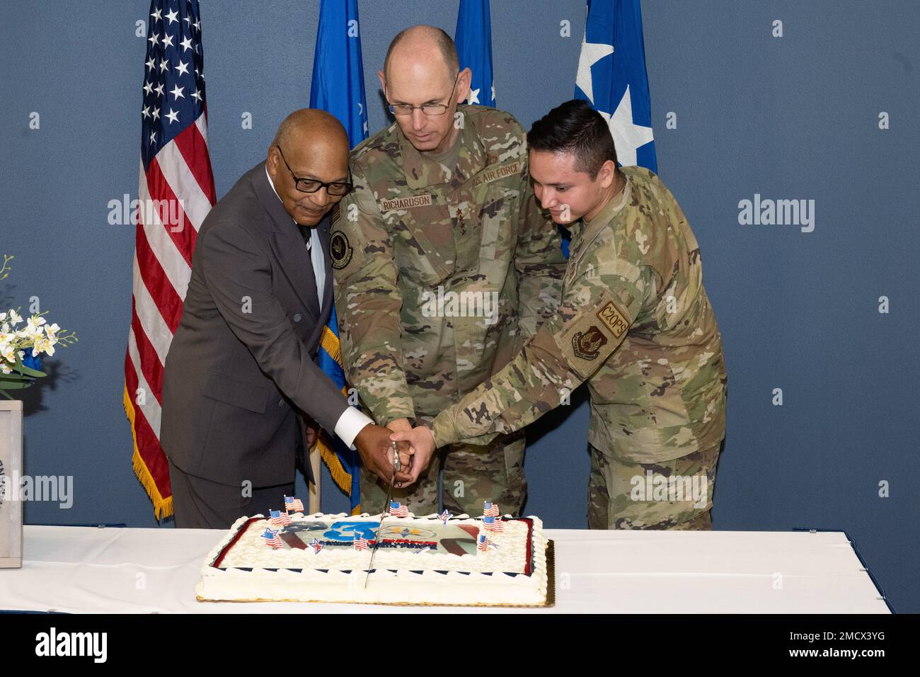 Gen. Duke z. Richardson, Kommandeur der Luftwaffe, schneidet den Kuchen anlässlich des 30. Jahrestags der AFMC. Die Zeremonie zur Erinnerung an die Geschichte und das Kulturerbe fand am 11. Juli 2022 im AFMC-Hauptquartier statt. Als Assistentin des Generals (von links) fungiert Fred Bennett, der am längsten im Dienst stehende Zivilist der Wright-Patterson AFB, und der unterste Airman der WPAFB, der Airman 1. Class Robert Hernandez. Stockfoto