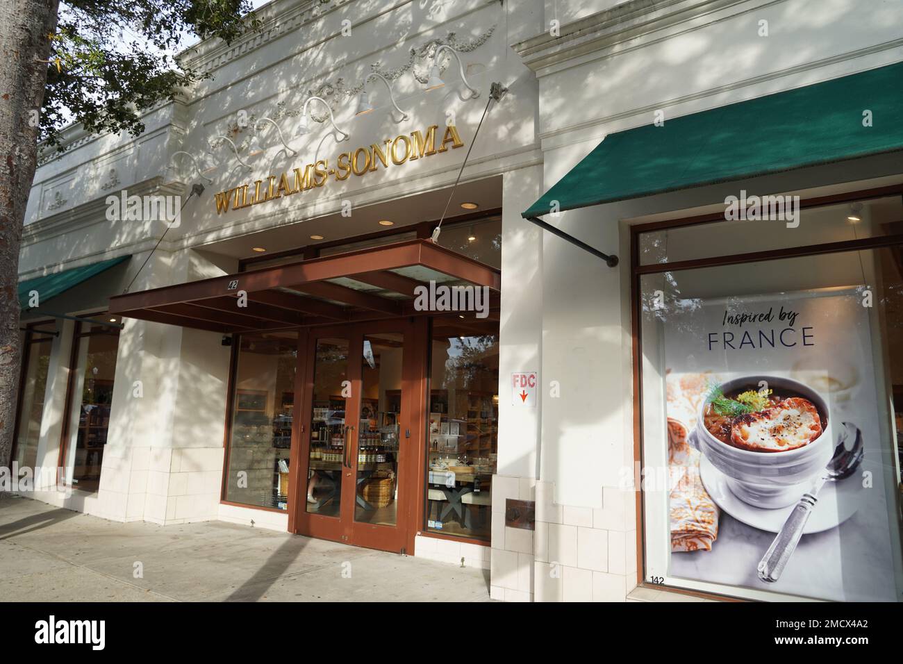 WINTER PARK, FLORIDA, USA - 2. Januar 2022: Blick auf den William Sonoma Fassadenladen in der Downtown Street mit Foto Stockfoto