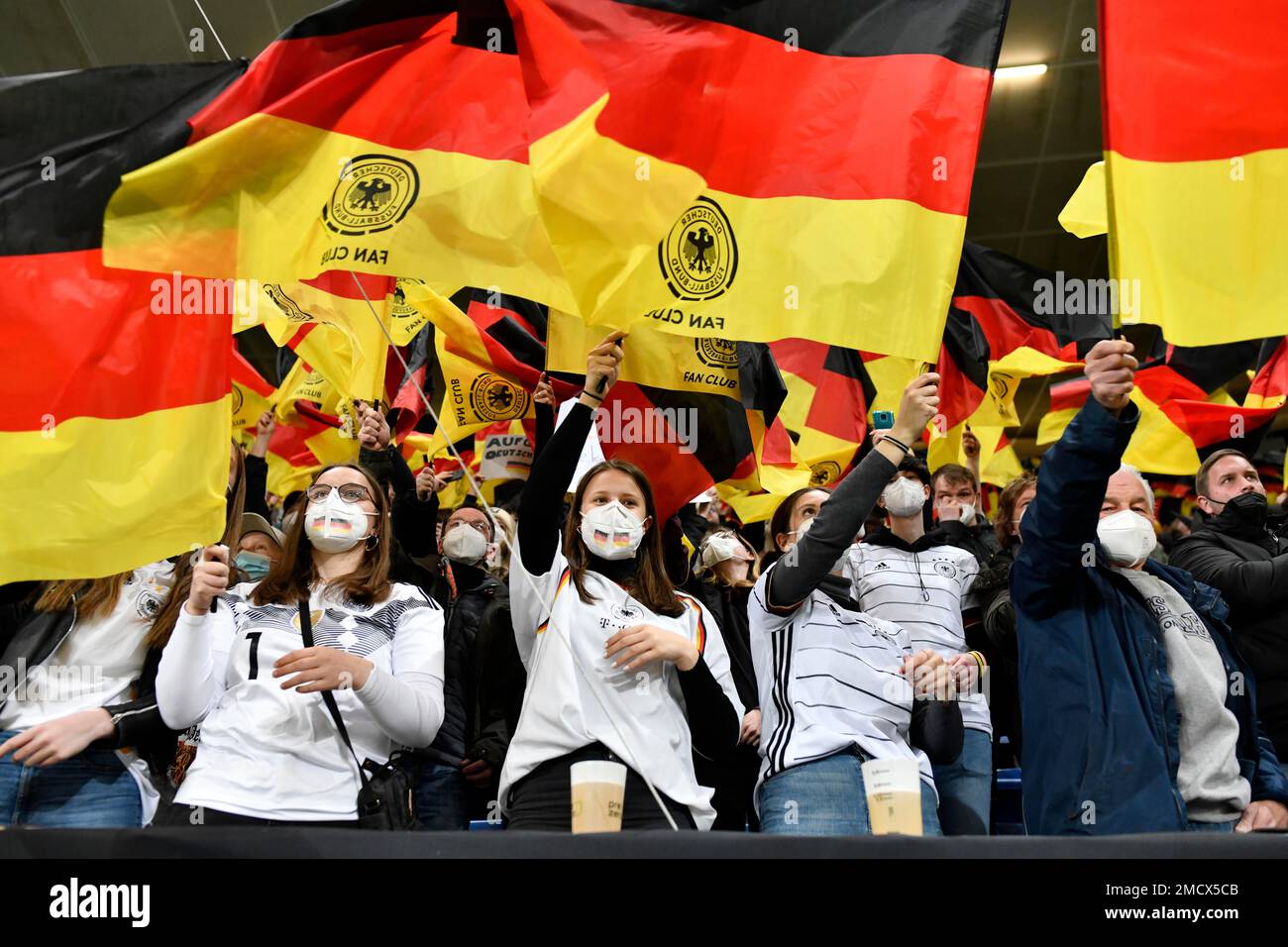 Mädchen, Fans winken deutsche Flaggen, Fans, Fanblock, DFB-Fanclub, internationales Spiel, PreZero Arena, Sinsheim, Baden-Württemberg, Deutschland Stockfoto