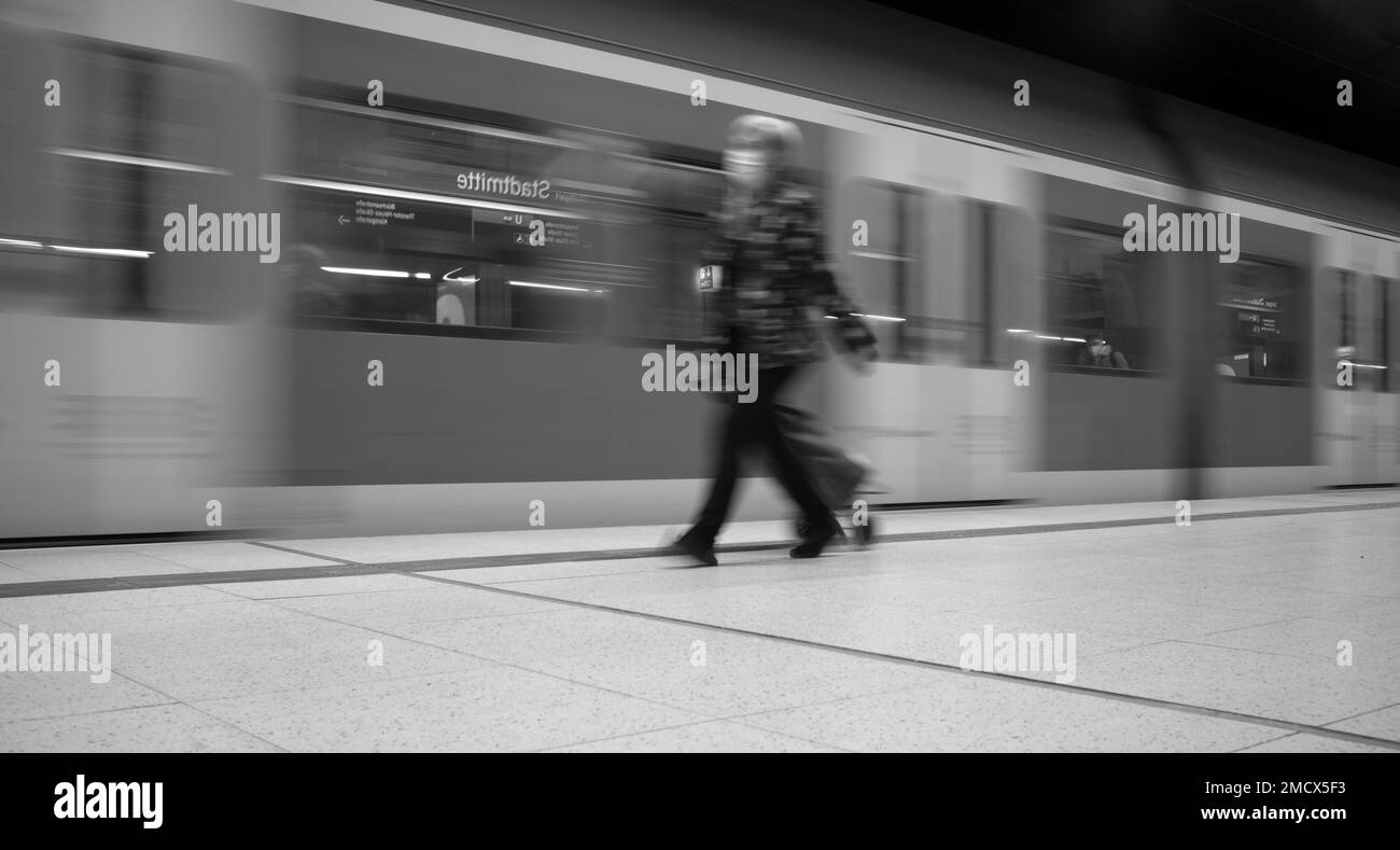 Reisende mit Gesichtsmasken, warten auf ankommende S-Bahn, Corona-Krise, Innenstadt, Stuttgart, Baden-Württemberg, Deutschland Stockfoto