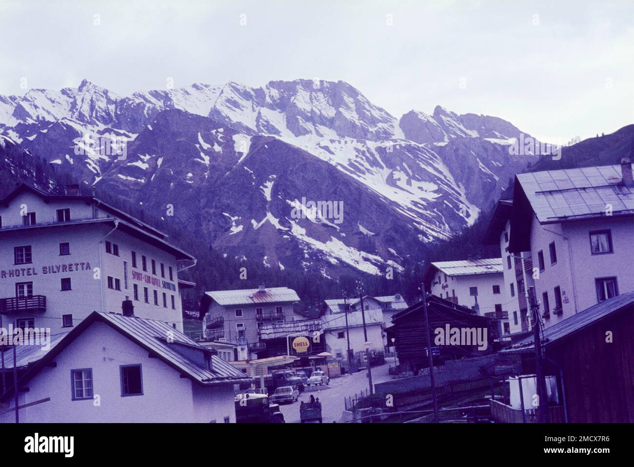 Samnaun, Engadina Bassa, Val Muestair, Schweiz, zollfrei, Duty-Free, Tankstelle, Shell, 60er, 60s, Zoll, Steuern, steuerfrei Stockfoto