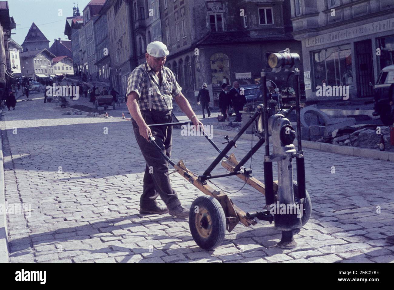 Straßenbauarbeiten Markstraße Bad Toelz, historisch, 60er, 60s, Verkehr, Kraftfahrzeug, Kraftfahrzeugverkehr, Straßenarbeiter, Straßenoberfläche, Vibrierende Maschine Stockfoto