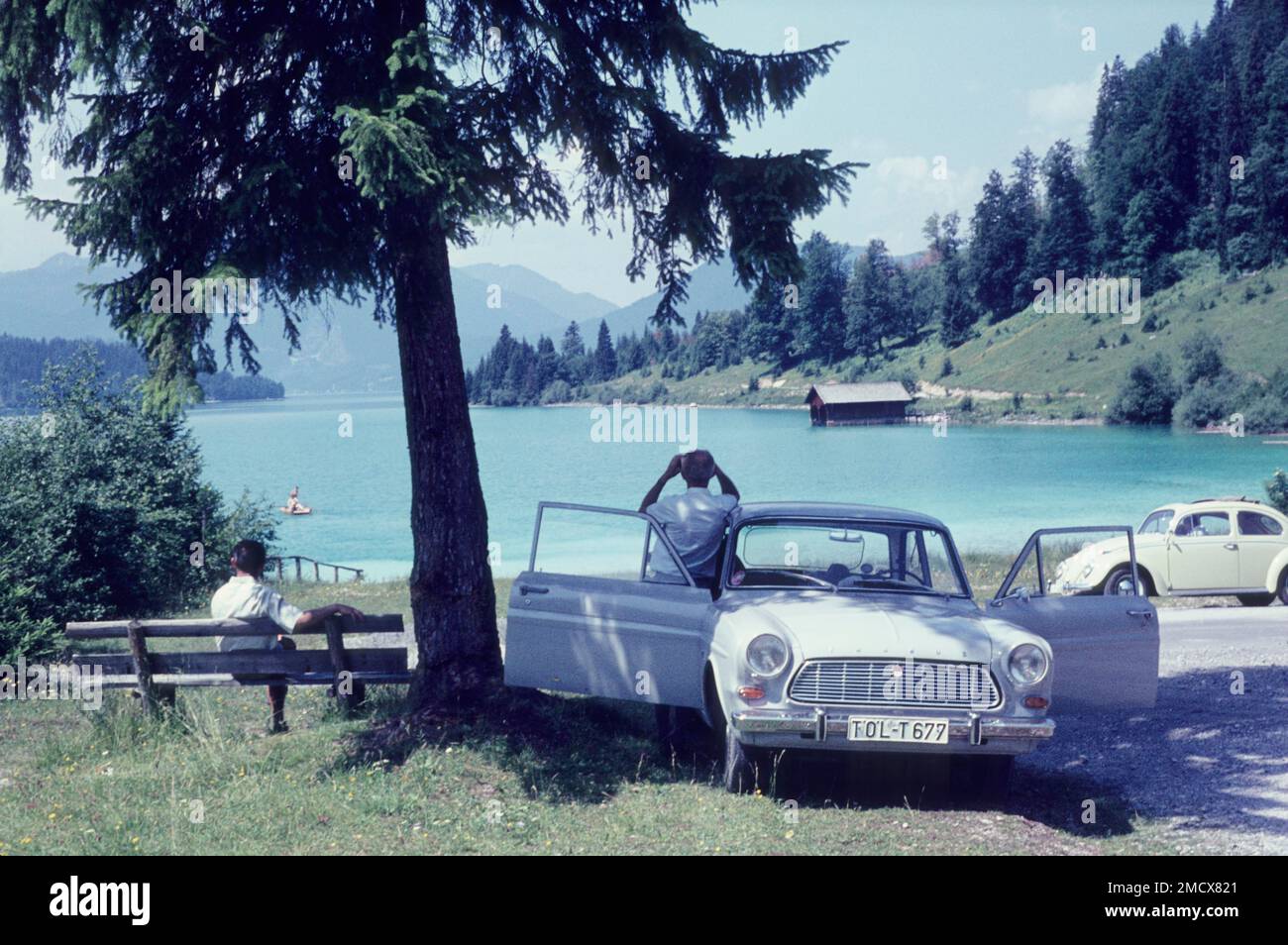 Niedernach am Walchensee, Jachenau, Bad Toelz, Bayern, Deutschland, Historisch, 60er, Küste, Ford, Auto, Ford Taunus, Sommer, Sommer, Wasser, See Stockfoto
