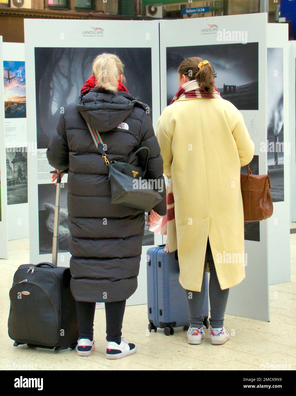 Glasgow, Schottland, Vereinigtes Königreich 22. Januar 2023. Landschaftsfotograf des Jahres besuchte den Hauptbahnhof von Glasgow und erwies sich als beliebt bei wartenden Passagieren, die den Bildern eine menschliche Landschaft gaben. Credit Gerard Ferry/Alamy Live News Stockfoto