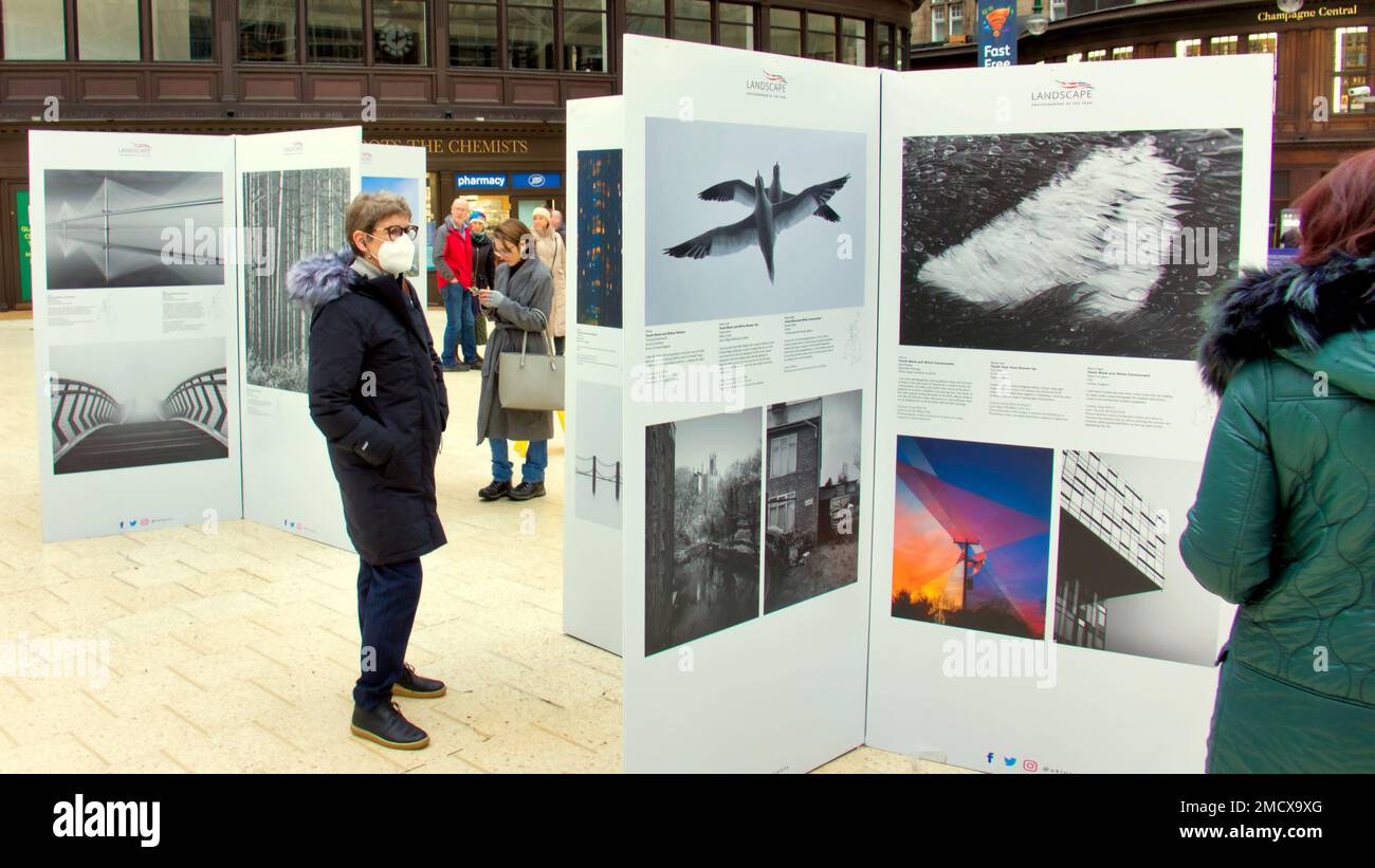 Glasgow, Schottland, Vereinigtes Königreich 22. Januar 2023. Landschaftsfotograf des Jahres besuchte den Hauptbahnhof von Glasgow und erwies sich als beliebt bei wartenden Passagieren, die den Bildern eine menschliche Landschaft gaben. Credit Gerard Ferry/Alamy Live News Stockfoto