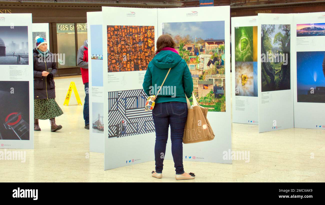 Glasgow, Schottland, Vereinigtes Königreich 22. Januar 2023. Landschaftsfotograf des Jahres besuchte den Hauptbahnhof von Glasgow und erwies sich als beliebt bei wartenden Passagieren, die den Bildern eine menschliche Landschaft gaben. Credit Gerard Ferry/Alamy Live News Stockfoto