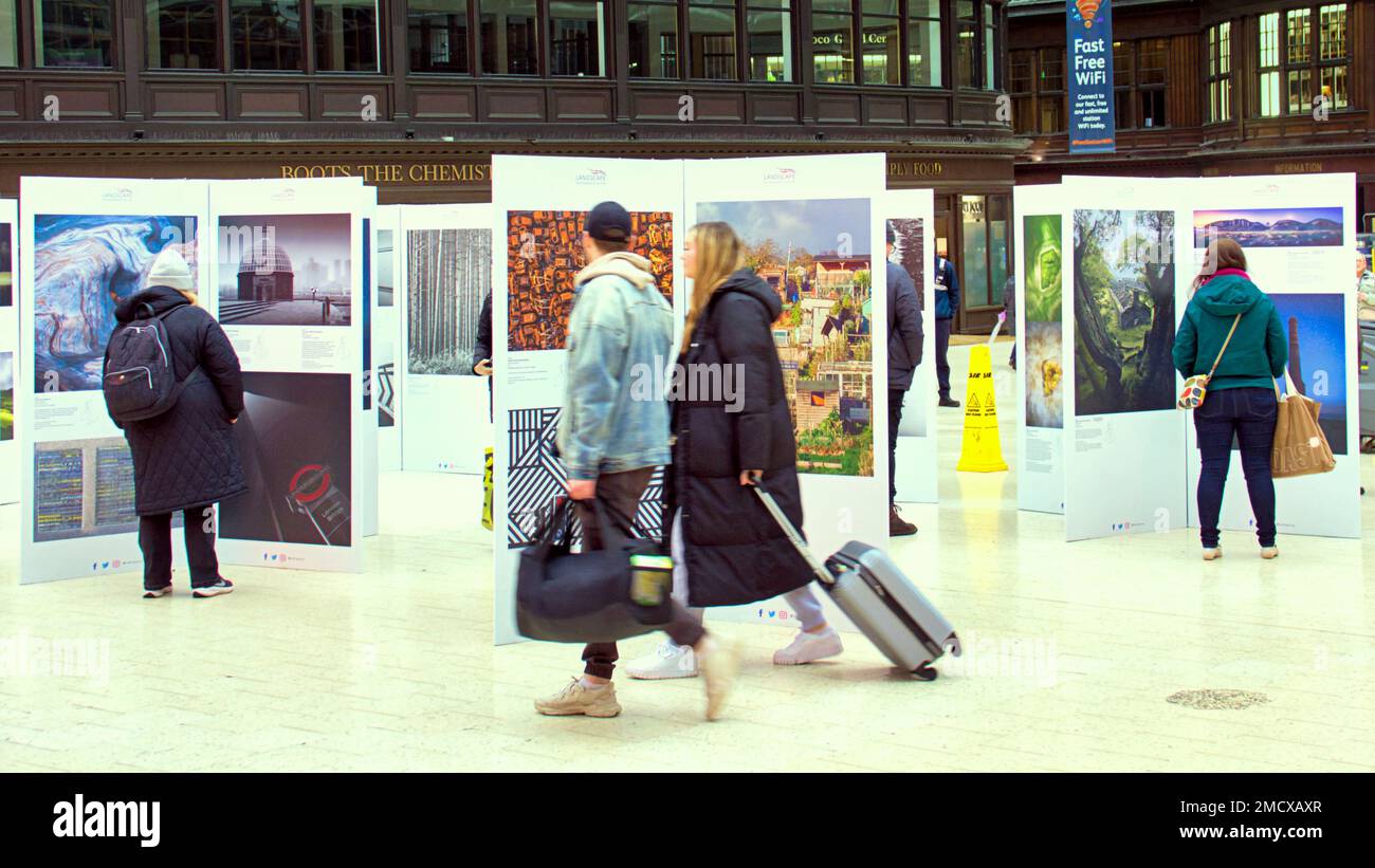 Glasgow, Schottland, Vereinigtes Königreich 22. Januar 2023. Landschaftsfotograf des Jahres besuchte den Hauptbahnhof von Glasgow und erwies sich als beliebt bei wartenden Passagieren, die den Bildern eine menschliche Landschaft gaben. Credit Gerard Ferry/Alamy Live News Stockfoto