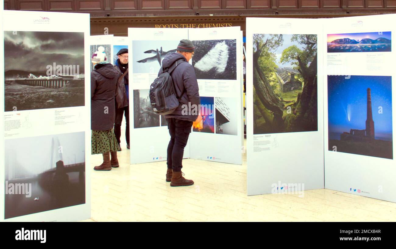 Glasgow, Schottland, Vereinigtes Königreich 22. Januar 2023. Landschaftsfotograf des Jahres besuchte den Hauptbahnhof von Glasgow und erwies sich als beliebt bei wartenden Passagieren, die den Bildern eine menschliche Landschaft gaben. Credit Gerard Ferry/Alamy Live News Stockfoto
