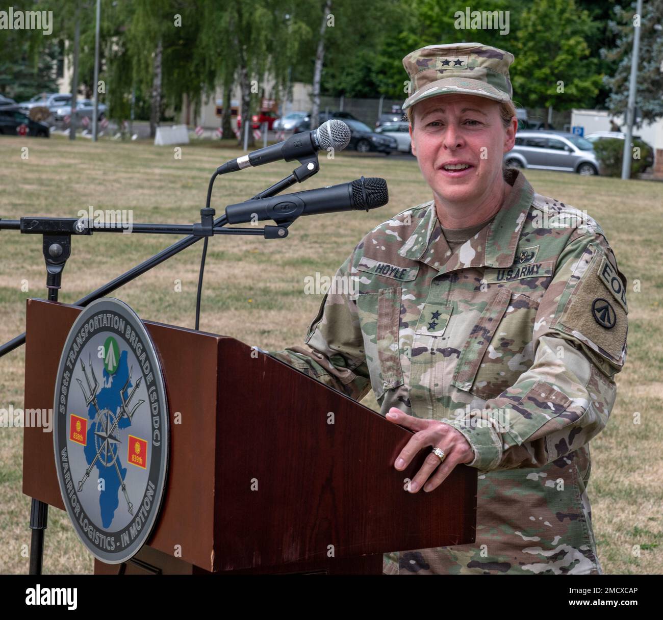 USA Generalmajor Heidi J. Hoyle, Befehlshaber des militärischen Einsatzkommandos und Verteilungskommandos, spricht während der 598. Transportation Brigade, Surface Deployment and Distribution Command, Zeremonie zum Kommandowechsel am 11. Juli 2022 in Daenner Kaserne, Kaiserslautern, Deutschland. Die 598. TBDE führt das Missionskommando für strategische Seehafenoperationen aus, um beide US-Staaten zu unterstützen Europäisches Kommando und USA Afrikanisches Kommando. Stockfoto