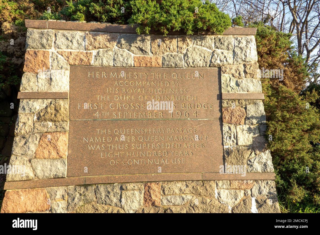 Informationen über Queen Elizabeth und den Herzog von Edinburgh im Zusammenhang mit der Eröffnung der Forth Road Bridge, Schottland, Großbritannien Stockfoto