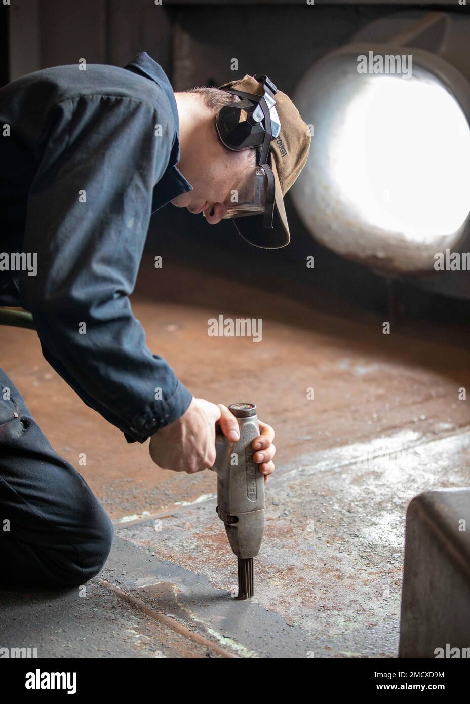 220711-N-OM737-1013 Norfolk, VA (Juli 11. 2022) - Boatswain's Mate Seaman Paul Braccio, dem Amphibienschiff USS Bataan (LHD 5) zugeteilt, nadelte das Deck im Fo'c'sle. Bataan ist in der Marinestützstelle Norfolk zu Hause. Stockfoto 220711-N-OM737-1013 Norfolk, VA (Juli 11. 2022) - Boatswain's Mate Seaman Paul Braccio, dem Amphibienschiff USS Bataan (LHD 5) zugeteilt, nadelte das Deck im Fo'c'sle. Bataan ist in der Marinestützstelle Norfolk zu Hause. Stockfoto