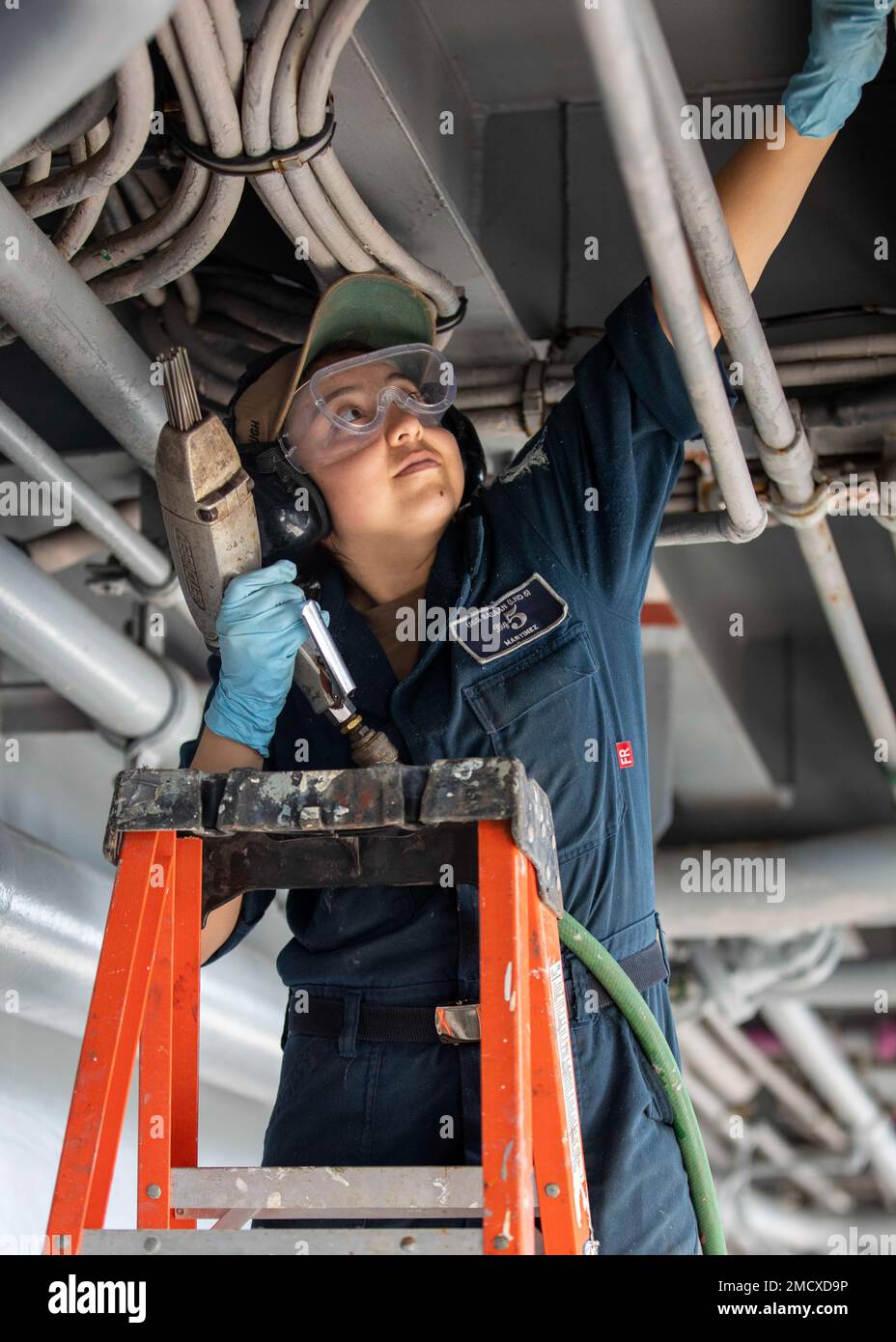 220711-N-OM737-1028 Norfolk, VA (Juli 11. 2022) - Seemann Perla Martinez, dem Amphibienschiff USS Bataan (LHD 5) zugeteilt, Nadelschmuck über dem Steuerbord-Truppengang. Bataan ist in der Marinestützstelle Norfolk zu Hause. Stockfoto 220711-N-OM737-1028 Norfolk, VA (Juli 11. 2022) - Seemann Perla Martinez, dem Amphibienschiff USS Bataan (LHD 5) zugeteilt, Nadelschmuck über dem Steuerbord-Truppengang. Bataan ist in der Marinestützstelle Norfolk zu Hause. Stockfoto