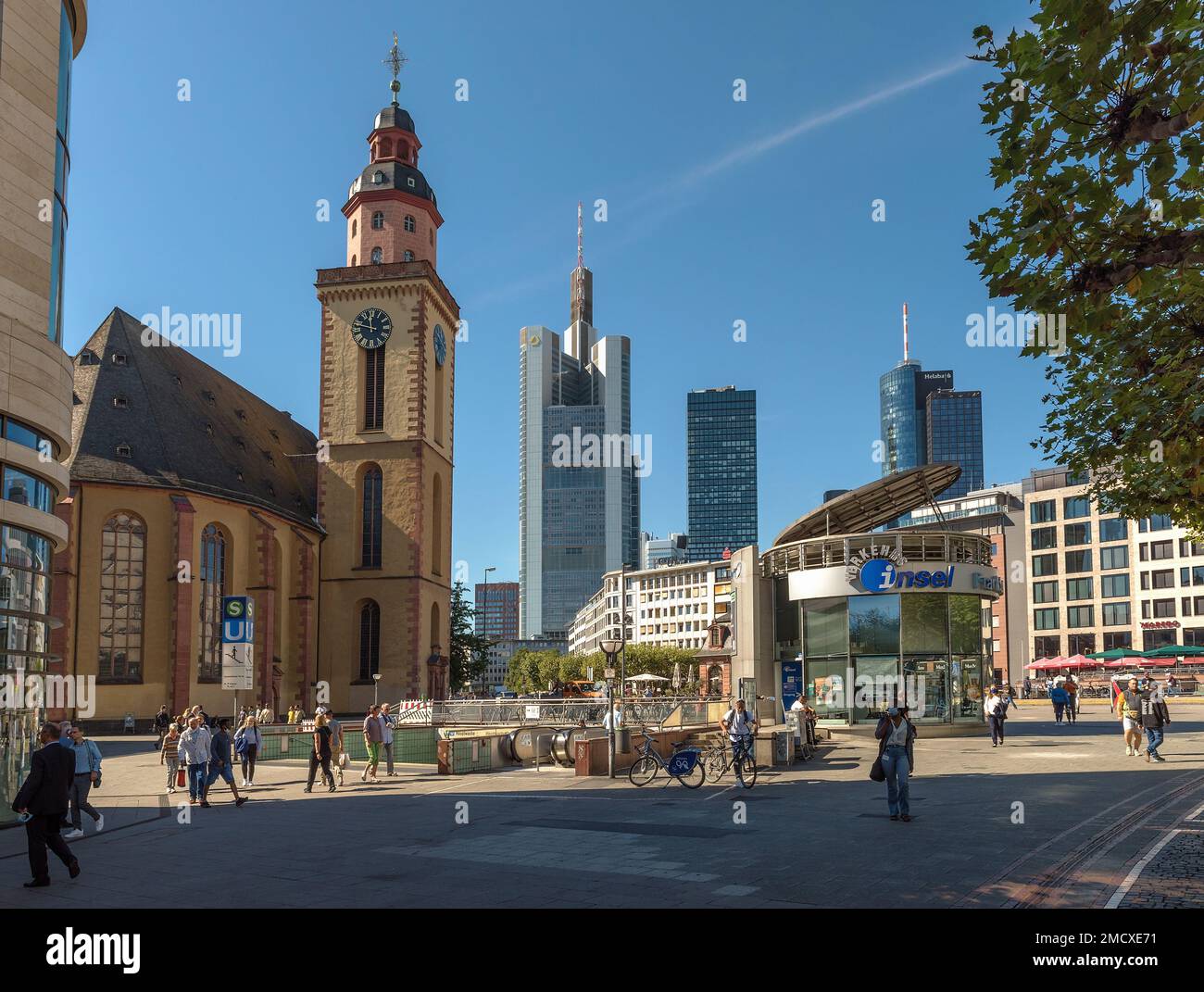 Unbekannte Menschen auf dem Haupttwache-Platz in Frankfurt Stockfoto