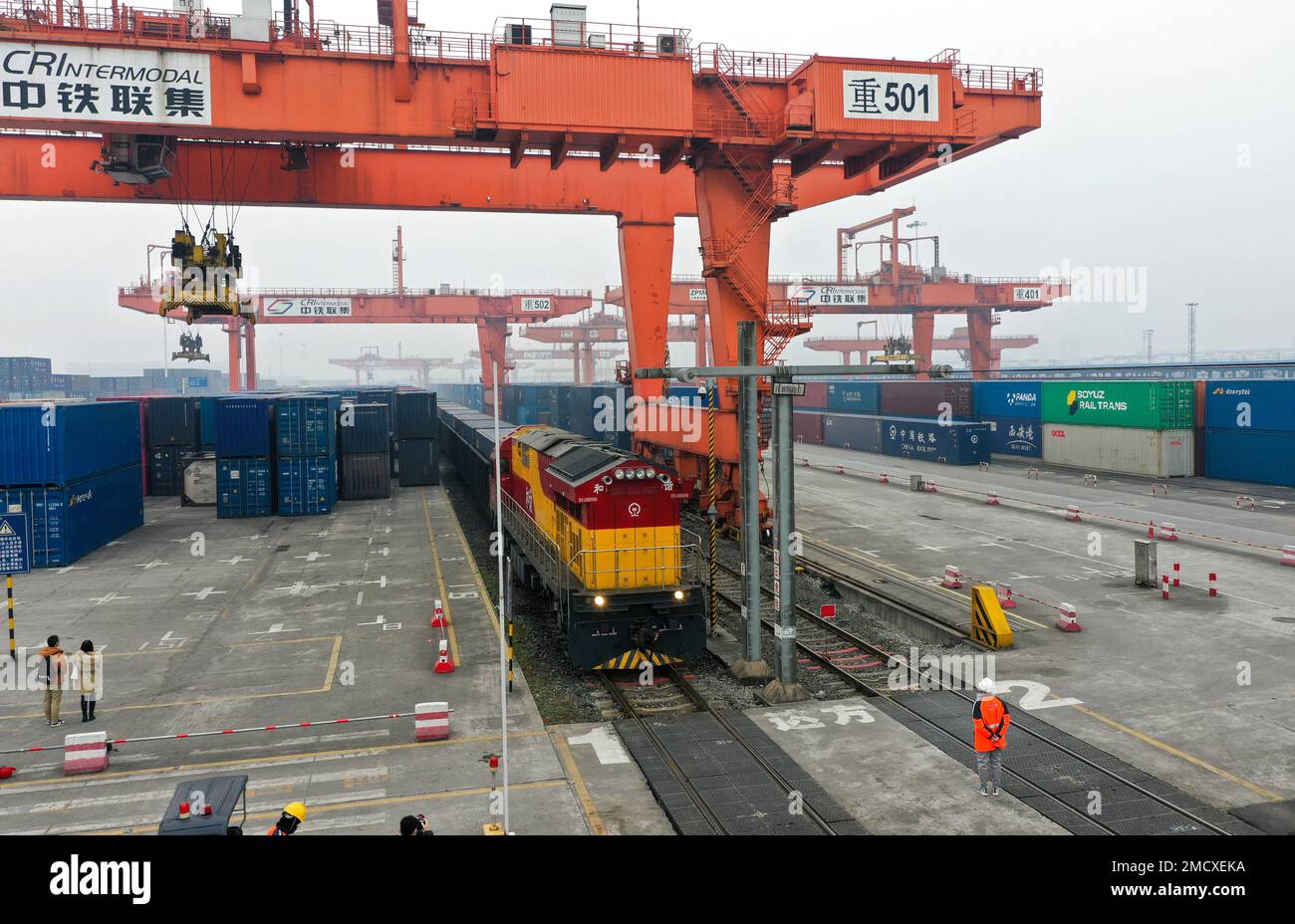 (230122) -- CHONGQING, 22. Januar 2023 (Xinhua) -- Dieses Luftfoto zeigt einen intermodalen Schienen-See-Güterzug, der Container mit Gütern transportiert, einschließlich Autos, Motorrädern, Motoren und Natriumcarbonat, Am Tuanjie Village Central Station im Südwesten Chinas Chongqing, 22. Januar 2023. Im Jahr des Hasen war es der erste Güterzug des neuen internationalen Land-Meer-Handelskorridors der Stadt. Die Waren im Zug werden zum Hafen von Qinzhou an der Südküste des Landes transportiert, von wo aus sie nach Indonesien, den Philippinen, Australien und einigen anderen Ländern und Regionen geliefert werden Stockfoto