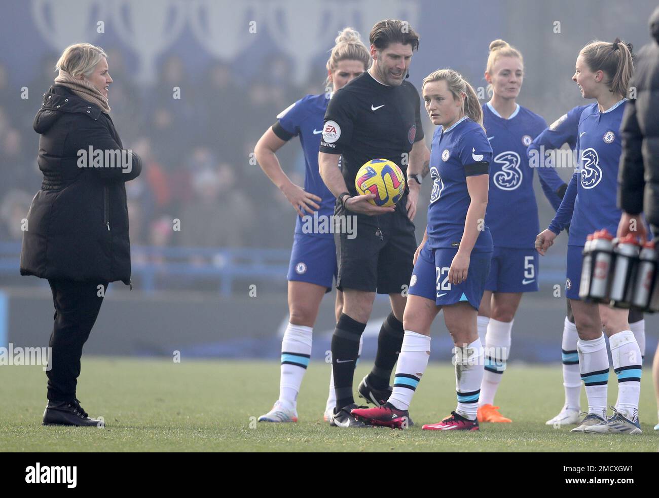 Kingston upon Thames, England, 22. Januar 2023. Schiedsrichter Paul Howard spricht mit Erin Cuthbert aus Chelsea, bevor das Spiel aufgrund eines eingefrorenen Spielfelds während des FA Women's Super League-Spiels in Kingsmeadow, Kington upon Thames, abgebrochen wird. Das Bild sollte lauten: Paul Terry/Sportimage Stockfoto