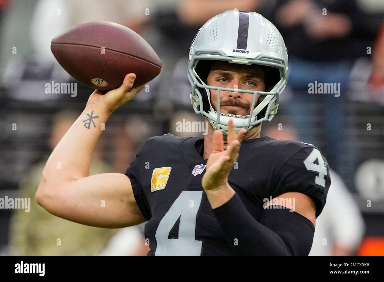 Las Vegas Raiders quarterback Derek Carr (4) warms up before an NFL football game against the Cincinnati Bengals, Sunday, Nov. 21, 2021, in Las Vegas. (AP Photo/Rick Scuteri) Stockfoto