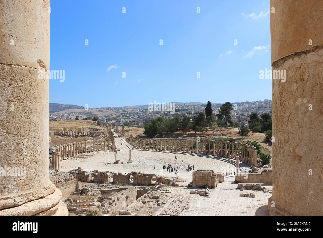 Das Oval Forum und Cardo Maximus im alten Jerash Stockfoto