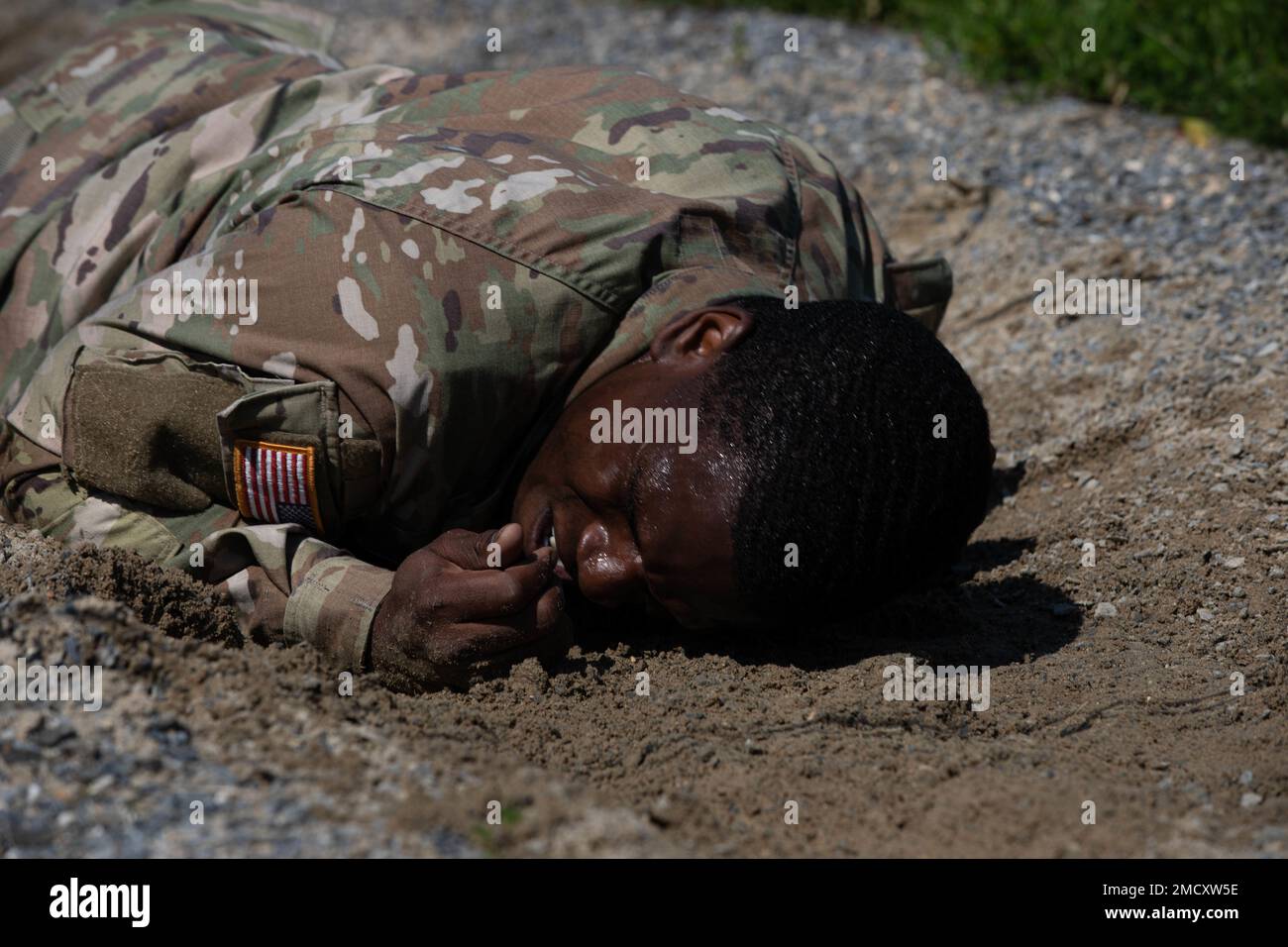 USA Army CW2 Donjdan Brown, ein Soldat, der der 48. CBRNE-Brigade zugeteilt wurde, nimmt am Hindernisparcours des CBRNE Best Warrior Competition 2022 20. in Fort Indiantown Gap PA am 11. Juli 2022 Teil. Der Wettbewerb der besten Mannschaft und der besten Krieger des CBRNE-Kommandos (Chemical, Biological, Radiological, Nuclear and Explosives) von 20. ist eine einzige Veranstaltung, die dazu dient, den besten nicht in Auftrag gegebenen Offizier des Jahres und den besten Soldier des Jahres unter den Soldaten des Kommandos und seiner wichtigsten Unterkommandanten auszuwählen. Stockfoto