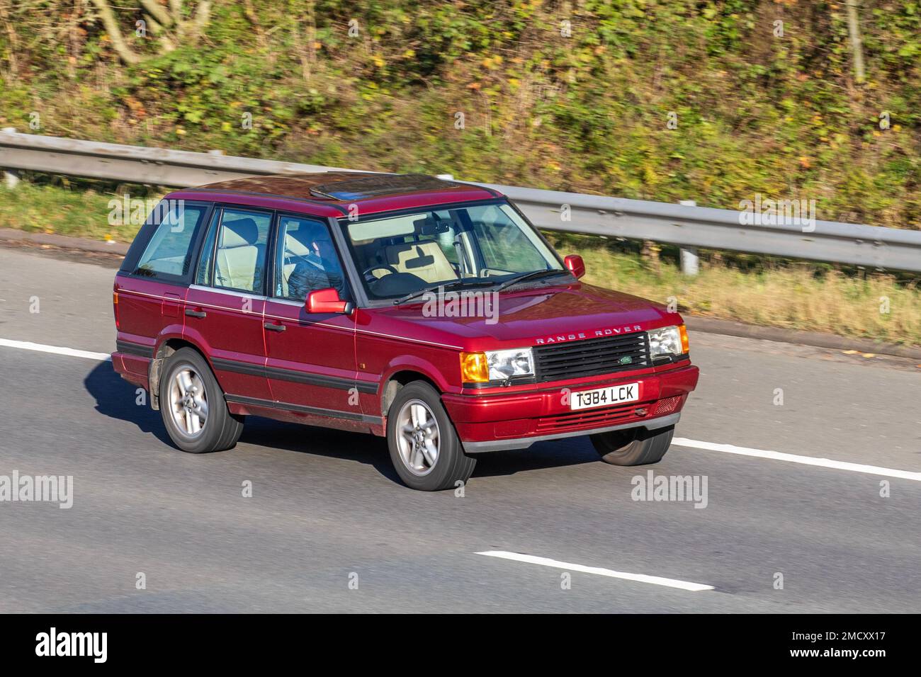 1999 90s Neunziger Red LAND ROVER, RANGE ROVER DSE 2497cc 4-Gang-Dieselmotor mit Automatikgetriebe Stockfoto