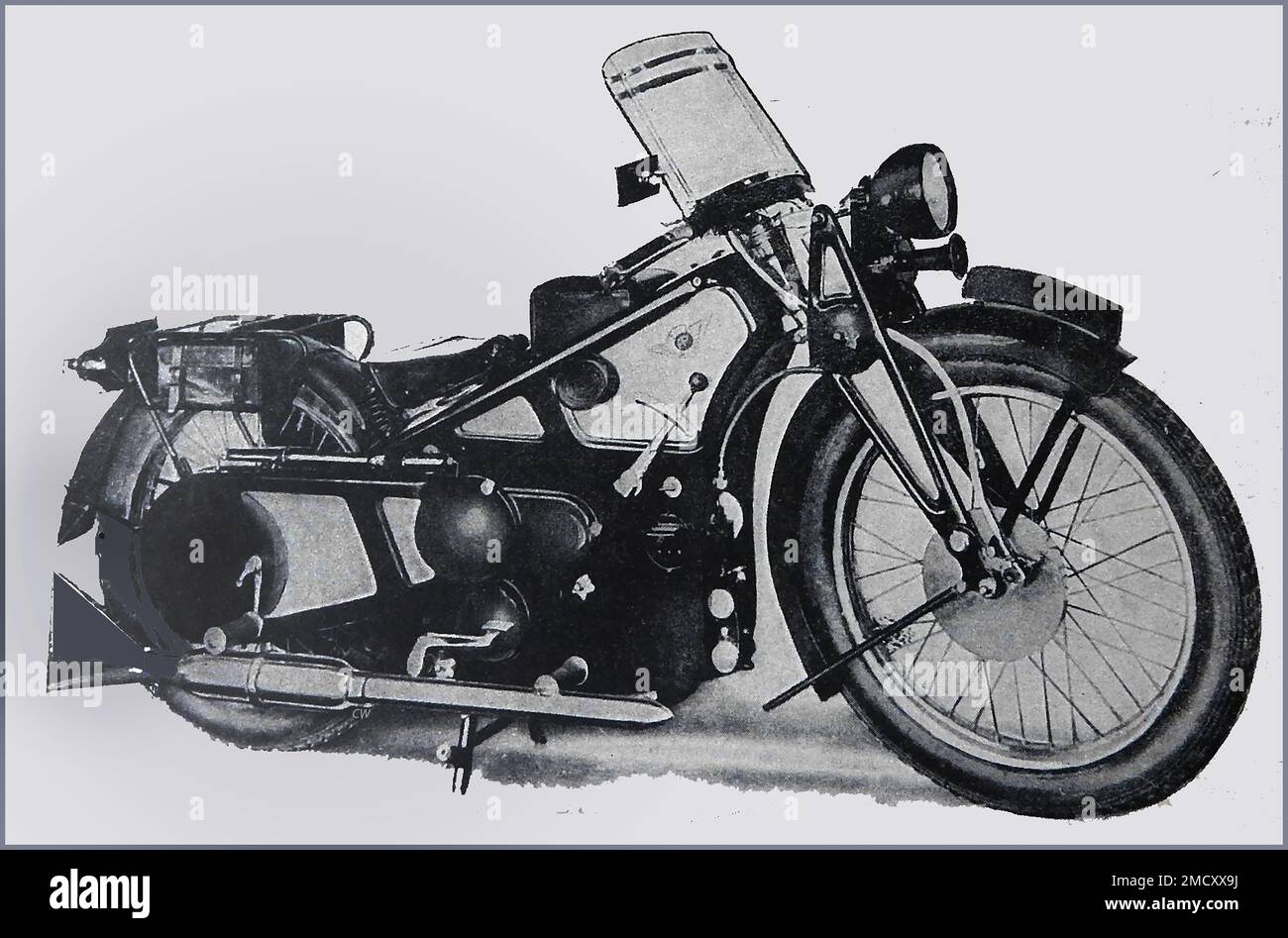 Eine Zeitschrift aus dem Jahr 1930 zeigt ein britisches Motorrad, dessen Motorraum vollständig mit Metallblechen bedeckt ist. Stockfoto