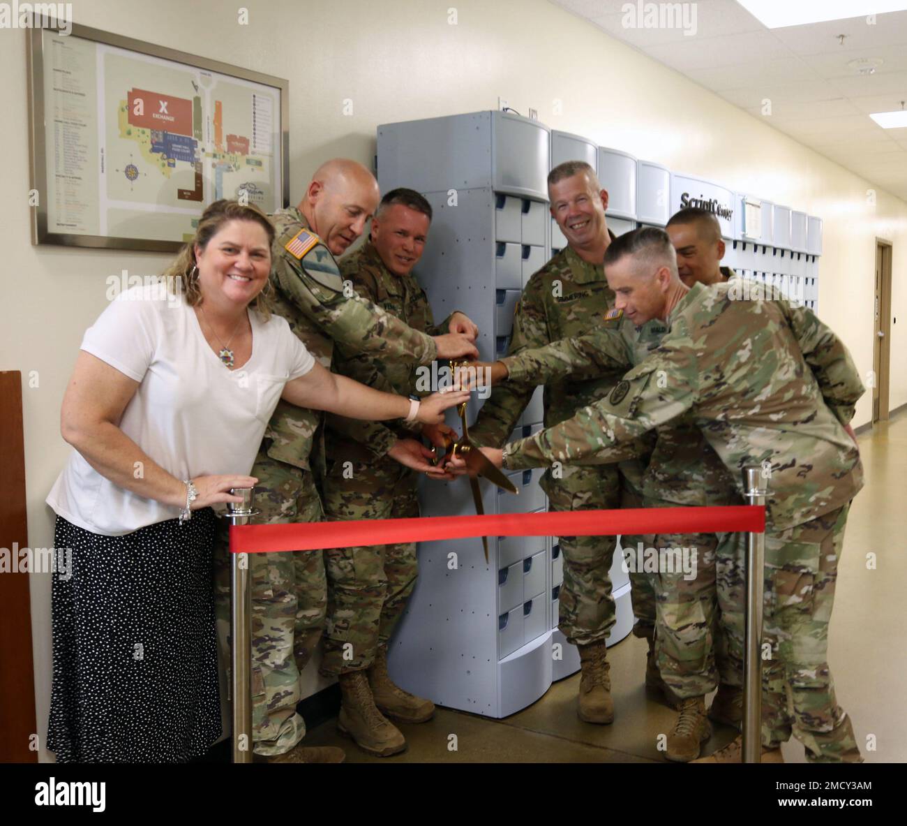 Die offizielle Party bereitet sich darauf vor, das Band bei der William Beaumont Army Medical Center Script Center Zeremonie am 12. Juli 2022 zu schneiden. Dieses neue Kiosk-System ist das erste seiner Art, das von der Fort Bliss Gemeinde verwendet wird. Stockfoto