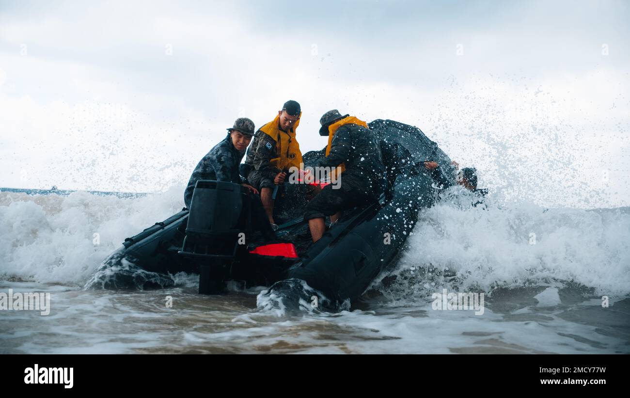 BELLOWS AIR FORCE STATION, Hawaii (11. Juli 2022) Republik Korea Marines mit 2. Bataillon, 2. Marineregiment, 1. Marine Division, betreiben während Rim of the Pacific (RIMPAC) 2022 ein Kampfgummiraketenfahrzeug. Das Bataillon-Landeteam mit den USA Marinekorps 3D. Bataillon, 4. Marines, verbunden mit 7. Marines, veranstaltete eine grundlegende Schwimmstrecke und ein Amphibientraining mit Verbündeten aus Australien, Korea und Mexiko. 26 Nationen, 38 Schiffe, vier U-Boote, mehr als 170 Flugzeuge und 25.000 Mitarbeiter nehmen von Juni 29 bis August 4 in und um t an RIMPAC Teil Stockfoto